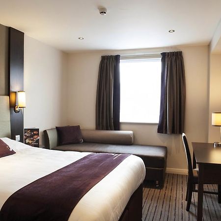 Premier Inn London Heathrow M4/J4 Хилингдън Екстериор снимка