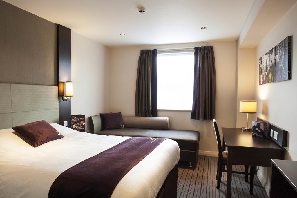 Premier Inn London Heathrow M4/J4 Хилингдън Екстериор снимка