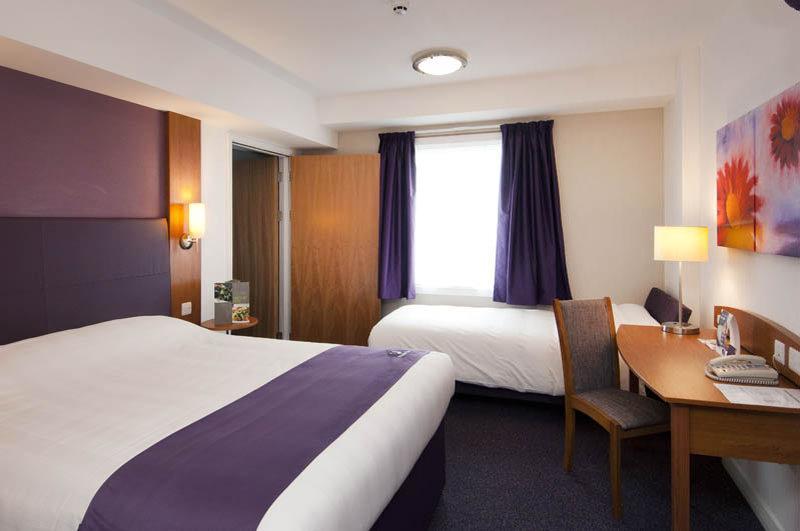 Premier Inn London Heathrow M4/J4 Хилингдън Екстериор снимка