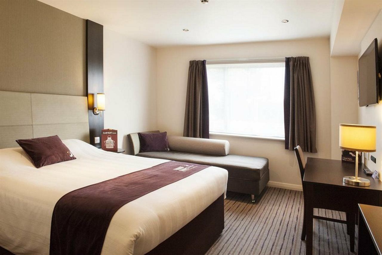 Premier Inn London Heathrow M4/J4 Хилингдън Екстериор снимка