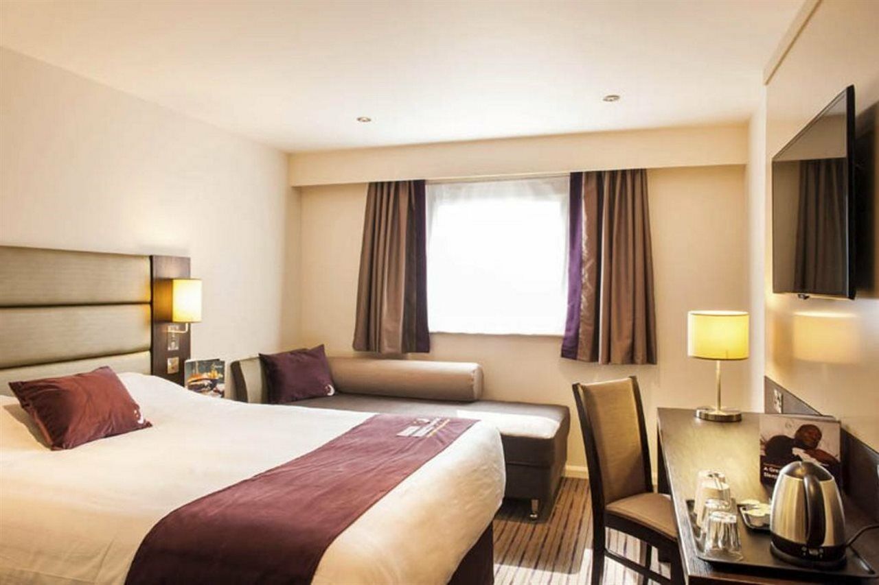 Premier Inn London Heathrow M4/J4 Хилингдън Екстериор снимка