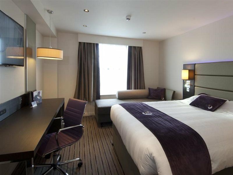 Premier Inn London Heathrow M4/J4 Хилингдън Екстериор снимка